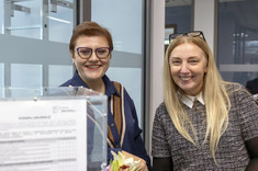 Prof. Teresa Piecuch (po prawej) i dr Iwona Oleniuch (po lewej) podczas konferencji,