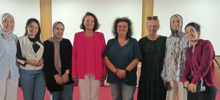 Zdjęcie pamiątkowe ośmiu kobiet z seminarium dla studentów studiów doktoranckich w Sidi Mohamed Ben Abdellah University w Fezie, trzecia z prawej dr hab. Teresa Piecuch, 