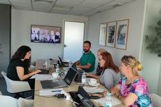 Pięcioro uczestników podczas spotkania, pierwsza z prawej dr A. Migała-Warchoł, druga prof. K. Kmiotek,