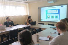 Uczestnicy spotkania, na slajdzie informacje nt. drugiego projetu, zdj. Danmar Computers