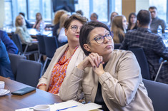 Dwie uczestniczki konferencji,