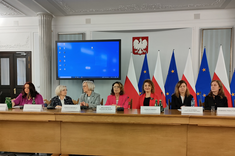 Zdjęcie z obrad konferencyjnych, za stołem siedzi 7 uczestniczek,