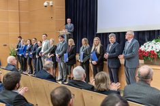 Wręczenie nagród - trzecia z prawej dr hab. Teresa Piecuch, prof. PRz; piąta z lewej dr inż. Marzena Jankowska-Mihułowicz