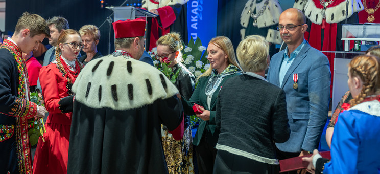 Wręczenie Medalu KEN profesor Teresie Piecuch z Zakładu Zarządzania Przedsiębiorstwem. Fot. A. Surowiec