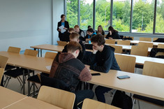 Na zdjęciu studenci podczas pracy w grupach, w tle po lewej dr J. Grześ-Bukłaho, fot. A. Migała-Warchoł