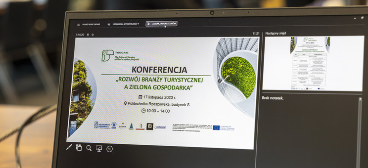 Ekran laptopa z widocznym slajdem informującym o konferencji i slajdem z agendą,
