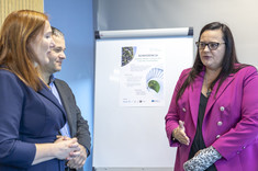 Prof. K. Kmiotek i dr inż. B. Ziółkowski rozmawiający z M. Jarosińską-Jedynak,