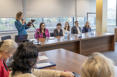 Widok na stół prezydialny, głos zabiera prowadząca obrady mgr Ewelina Nycz,