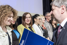 Rektor PRz wręcza nagrody organizacyjne - druga od lewej dr hab. Krystyna Khorrami, prof. PRz