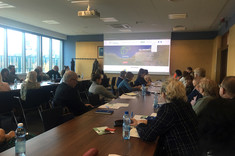 Obrady konferencyjne, na ścianie wyświetlany slajd z celem projektu TOUCAN,