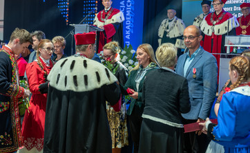 Wręczenie Medalu KEN profesor Teresie Piecuch z Zakładu Zarządzania Przedsiębiorstwem. Fot. A. Surowiec