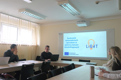 Uczestnicy spotkania, na slajdzie tytuł pierwszego projektu, zdj. Danmar Computers