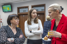 Trzy kobiety rozmawiające podczas przerwy kawowej, z prawej dr Jolanta Stec-Rusiecka,