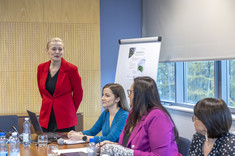 Widok na stół prezydialny, przy głosie dr Jolanta Stec-Rusiecka,