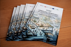 Kilka egzemplarzy książki projektowej pt. Upskilling i reskilling jako narzędzia rozwoju pracowników, fot. A. Surowiec