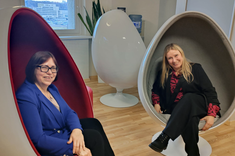 Na zdjęciu dr A. Migała-Warchoł w towarzystwie jednej z uczestniczek International Week. Obydwie siedzą w fotelach w kształcie jaj. Dr A. Migała-Warchoł po prawej stronie kadru, 