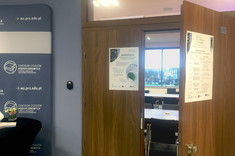 Drzwi do sali Rady Wydziału Zarządzania, na których umieszczono plakat informujący o konferencji i agendę spotkania,