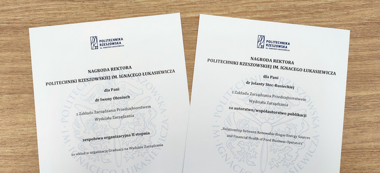 Zdjęcie dwóch dyplomów nagród - po lewej dla dr I. Oleniuch, po prawej dla dr J. Stec-Rusieckiej,