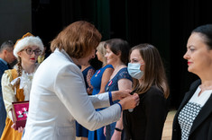 Wręcznie Srebrnego Medalu za Długoletnią Służbę dr inż. Marzenie Jankowskiej-Mihułowicz,