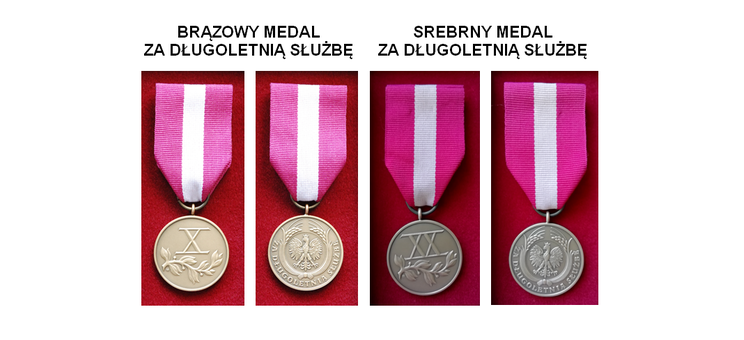 Na zdjęciu Medale za Długoletnią Służbę, po lewej Medal Brązowy (awers i rewers), po prawej Medal Srebrny (awers i rewers),