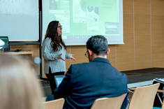 Nadine Teles podczas wystąpienia,