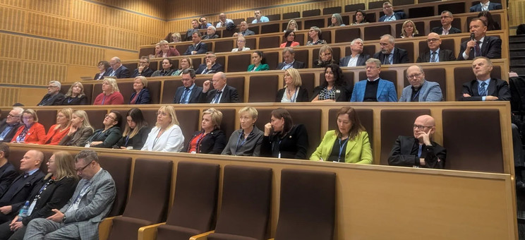 Uczestnicy forum, drugi rząd, druga po prawej dr hab. Krystyna Khorrami, prof. PRz, żródło: aktualności UE w Poznaniu