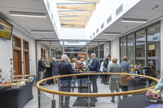 Widok ogólny na hall z cateringiem podczas przerwy kawowej,