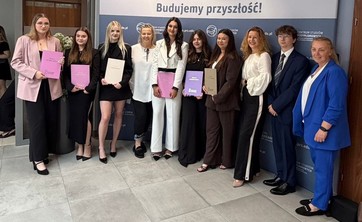 Siedmioro tegorocznych absolwentów WZ w towarzystwie trzech promotorek. Pierwsza z prawej dr hab. T. Piecuch,