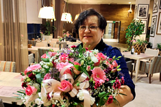 Dr hab. Teresa Bal-Woźniak, prof. PRz z bukietem kwiatów, fot. M. Jankowska-Mihułowicz