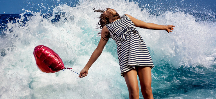 Dziewczynka z balonikiem, na tle morskich fal,