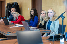 Na zdjęciu pięcioro uczestników seminarium naukowego, 
