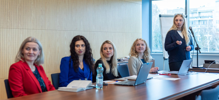 Na zdjęciu pięć kobiet podczas seminarium naukowego - pierwsza z prawej dr hab. Teresa Piecuch, prof. PRz, pierwsza z lewej dr Jolanta Stec-Rusiecka,