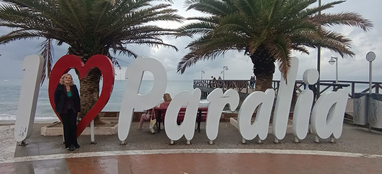 Dr Jolanta Stec-Rusiecka w Paralii. W tle plaża z napisem I love Paralia, fot. ze zbiorów własnych