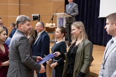 Dyplom odbiera dr Aldona Migała-Warchoł, fot. Arkadiusz Surowiec