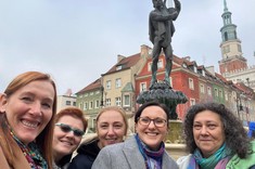 Portret pięciu kobiet na tle zabudowy poznańskiego rynku: od lewej K. Khorrami, I. Oleniuch, T. Piecuch, E. Szczygieł i K. Chudy-Laskowska, 
