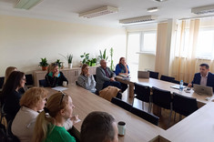 Na zdjęciu z prawej strony dr inż. T. Piróg, na wprost obiektywu i po lewej stronie przy stołach 9 uczestników spotkania, fot. organizatorzy