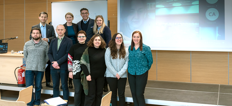 Uczestnicy kick-off meeting, za nimi ekran pokazujący uczestników w dostępie zdalnym,