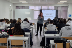 Profesor Krystyna Khorrami prowadząca zajęcia ze studentami, fot. udostępniona przez K. Khorrami