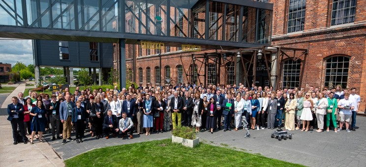 Zdjęcie zbiorowe uczestników konferencji, zdj. Tomasz Trochimczuk (pobrano ze strony Politechniki Białostockiej)