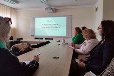 Na zdjęciu slajd z główną tezą dysertacji, przy stołach uczestnicy spotkania, fot. organizatorzy