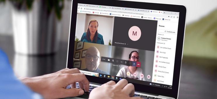 Kobieta przed laptopem - na ekranie uczestnicy spotkania TOUCAN. 