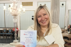 dr Aldona Migała-Warchoł z informatorem konferencyjnym, 