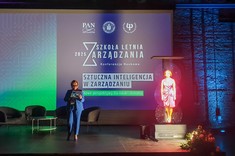 Prezentacja hologramu stworzonego z wykorzystaniem AI, w tle nazwa konferencji, zdj. Tomasz Trochimczuk (pobrano ze strony Politechniki Białostockiej)