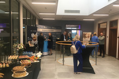 Zdjęcie przedstawia stoły z cateringiem,