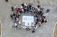 Zdjęcie wspólne uczestników (widok z góry, uczestnicy tworzą okręg z logo konferencji w środku), fot. z oficjalnej strony konferencji. 