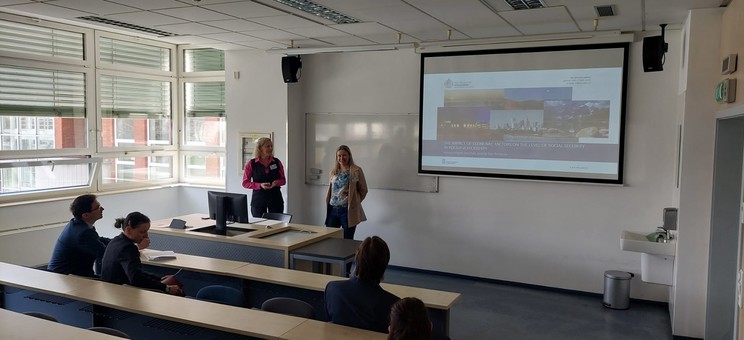 Dr J. Stec-Rusiecka (z lewej) i dr A. Migała-Warchoł podczas prezentacji wyników swoich badań, fotografia ze zbiorów własnych uczestniczek