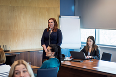 Profesor K. Khorrami prezentująca wyniki badań, fot. A. Surowiec