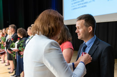 Wręcznie Brązowego Medalu za Długoletnią Służbę dr inż. Bożydarowi Ziółkowskiemu,