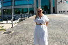 Dr Aldona Migała-Warchoł na tle biblioteką Uniwersytetu, zdjęcie ze zbiorów własnych