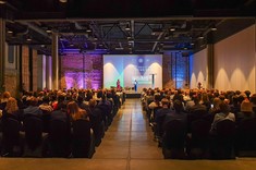 Widok ogólny na salę konferencyjną podczas wykładu otwierającego konferencję, zdj. Tomasz Trochimczuk (pobrano ze strony Politechniki Białostockiej)